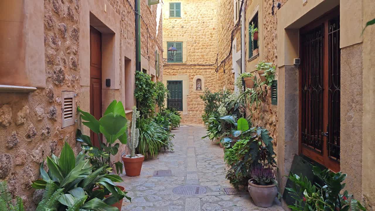 pittoresca strada della città di fornalutx