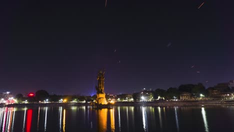 Explosión-De-Fuegos-Artificiales-Reales-De-4k-En-Sursagar-Talav-Del-Cielo-De-Baroda-En-Explosión-De-Fuegos-Artificiales