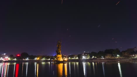 explosión de fuegos artificiales reales de 4k en sursagar talav del cielo de baroda en explosión de fuegos artificiales