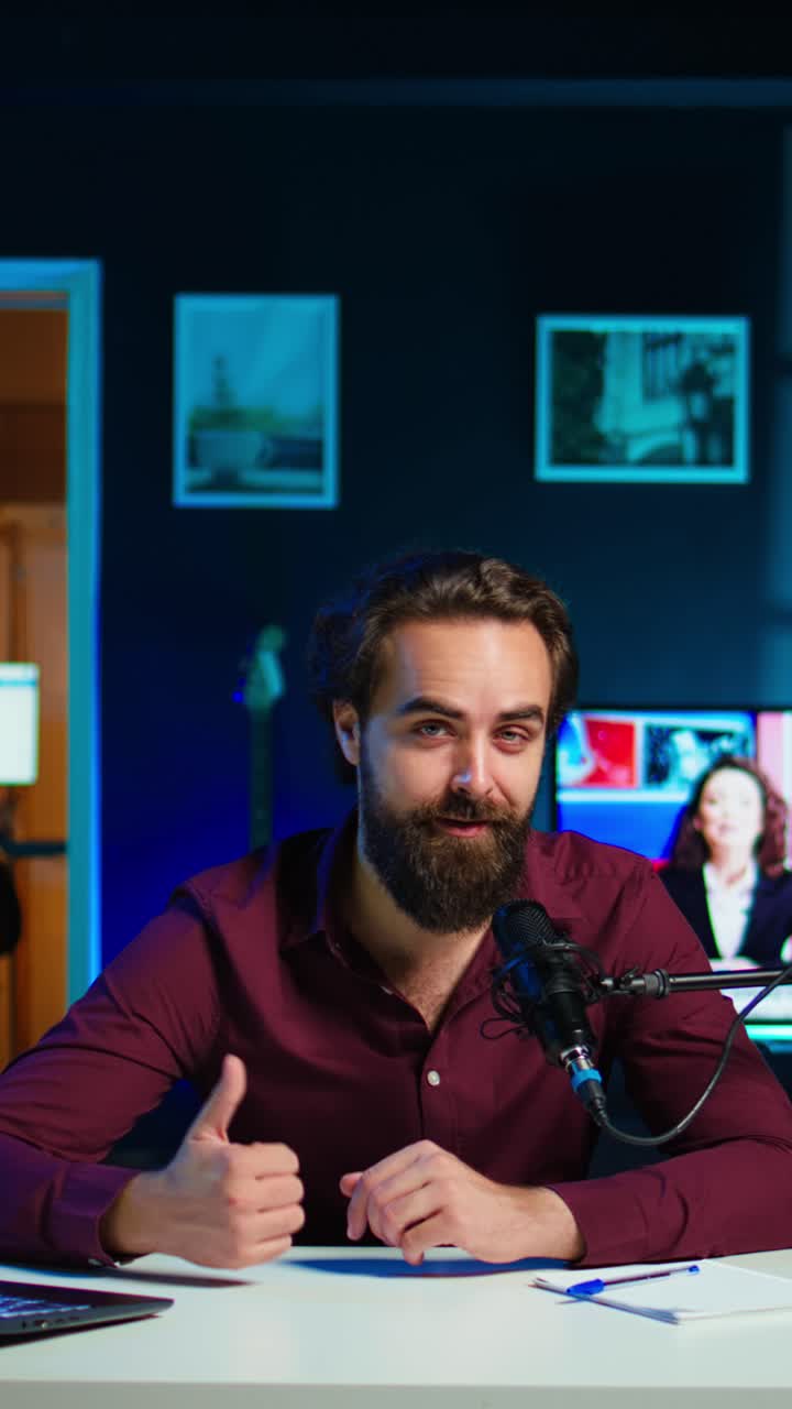 Video verticale: content creator allegro seduto al tavolo che parla al microfono