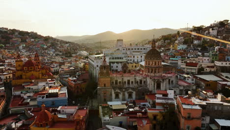 vista aérea desde el oratorio del templo de la compañía de jesús de san felipe neri, puesta de sol en guanajuato, méxico