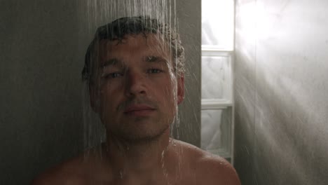 el hombre se siente relajado durante la ducha matutina.