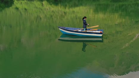 Una-Mujer-En-El-Barco-Pesca-Un-Pez-Girando-En-Noruega.