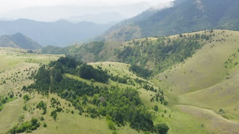 paisaje aéreo de las colinas verdes y el pueblo de ticje polje, montaña ozren, serbia en la mañana nublada