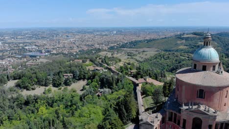 toma aérea que revela el santuario di san luca, santuario en bolonia, iglesia en italia, con vistas a la arcada y la ciudad al fondo