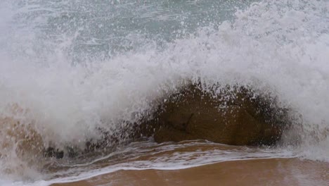 poderosas olas rompiendo contra una roca en la costa brava en girona super cámara lenta