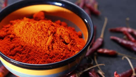 polvo de chile en un cuenco con pimientos secos
