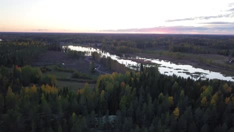 Ascendente-Aéreo,-Toma-De-Drones-Del-Lago-Y-Paisaje-Rural-A-Medianoche.