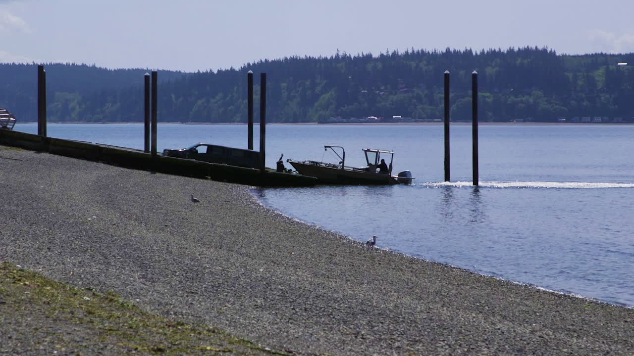 pesca pequeña e indescriptible cargada en un remolque desde una rampa de lanzamiento de botes públicos en el parque estatal de la isla camano, estado wa 20sec-24fps cámara lenta