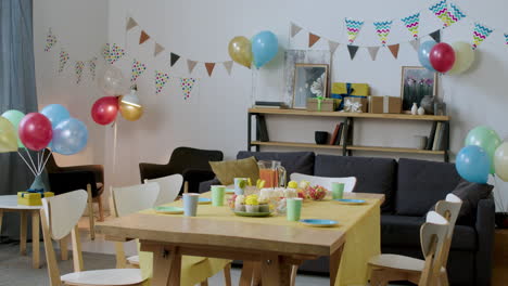 sala de estar decorada para la fiesta de cumpleaños