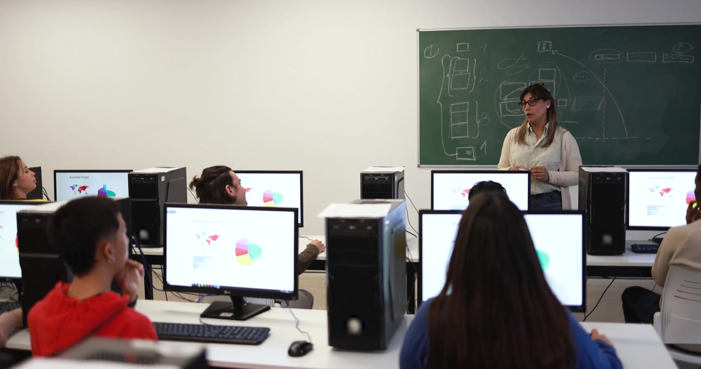 Insegnante che conduce una lezione di informatica con studenti in classe