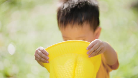 Niño-Vietnamita-Con-Sombrero-Como-Una-Abeja