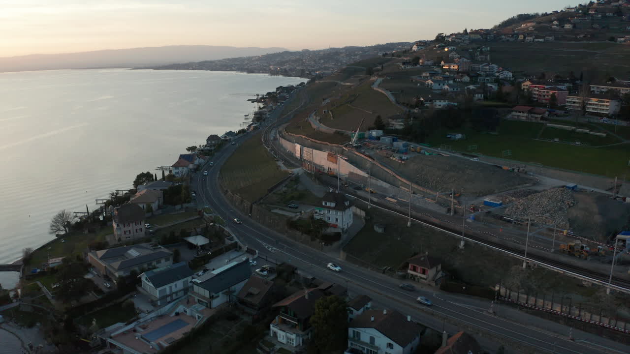 스위스 풍경을 가로지르는 바쁜 고속도로의 공중