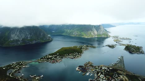 Timelapse-Tomado-De-La-Pequeña-Ciudad-De-Reine-Tomado-De-La-Montaña-Reinebringen