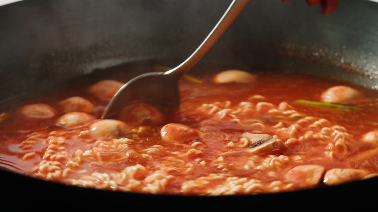 cocina de sopa de ramen instantánea