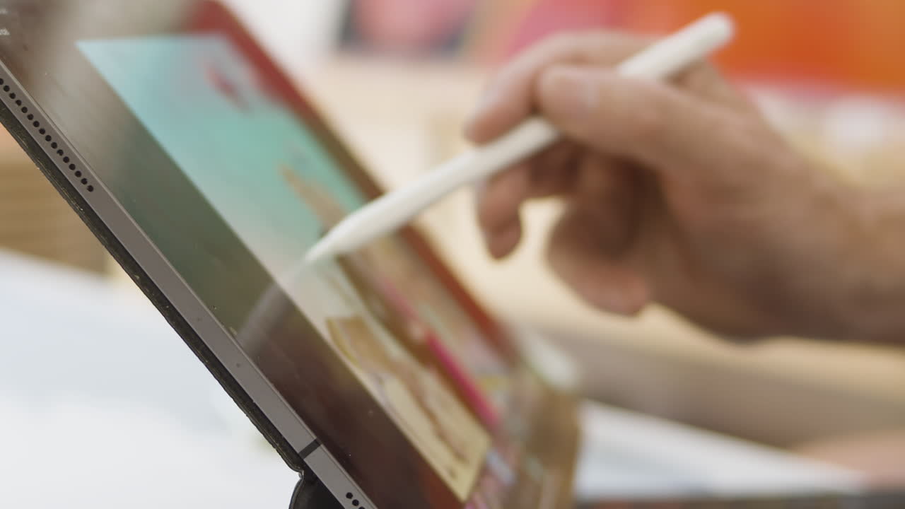 cierra el apple pencil en el ipad para crear ilustraciones y dibujos digitales