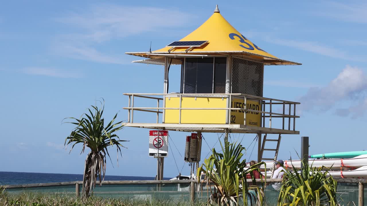 바다 근처 에 있는 노란색 구명탑