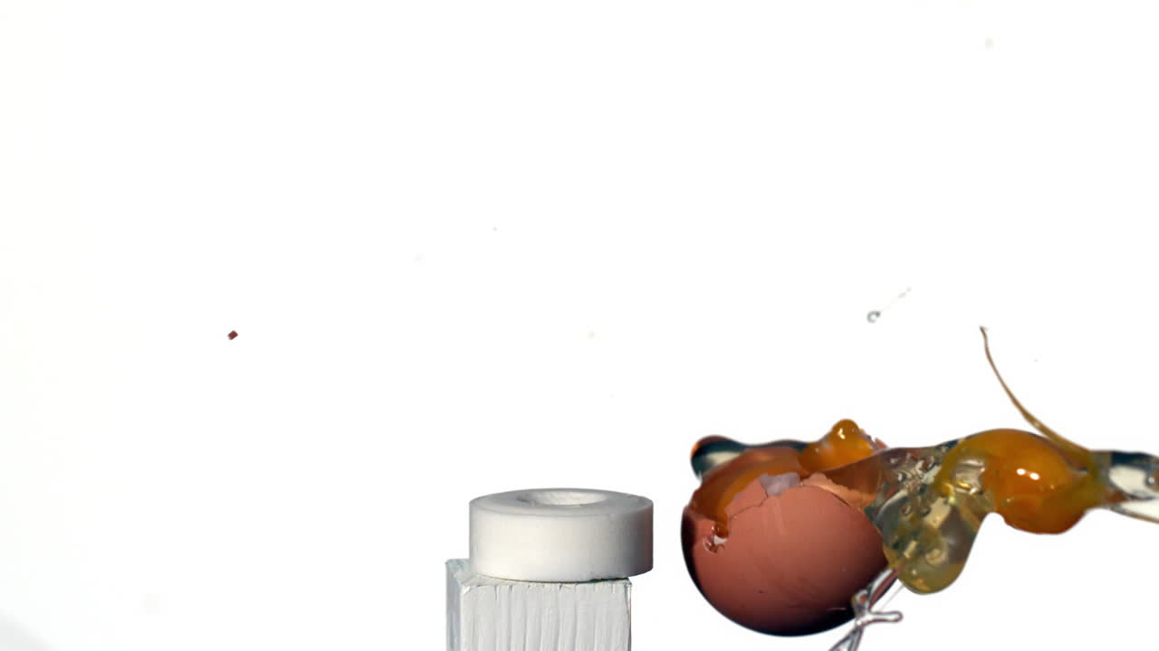 flecha disparando a través de un huevo