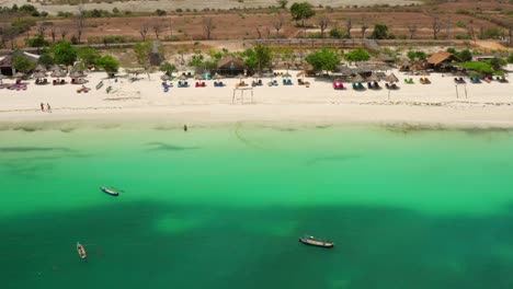 La-Playa-De-Arena-Blanca-De-Tanjung-Aan-En-Lombok,-Indonesia-Durante-Un-Día-Soleado