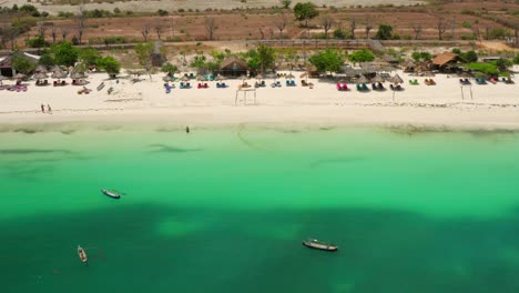 la playa de arena blanca de tanjung aan en lombok, indonesia durante un día soleado