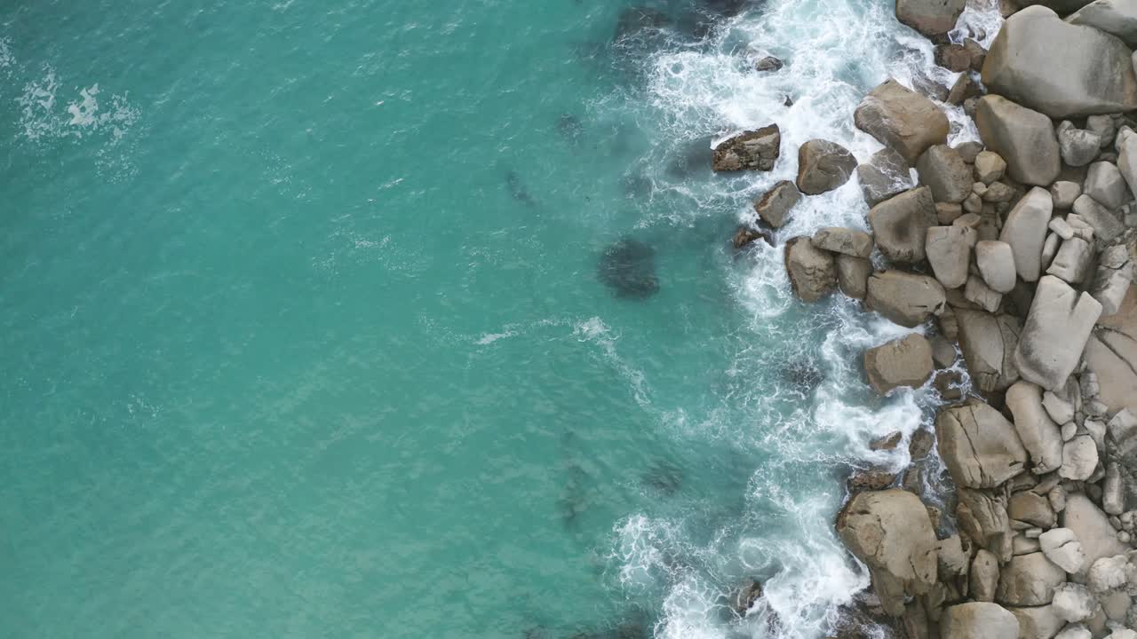 바위에 부딪히는 파도