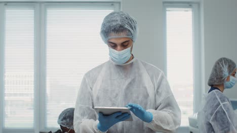 profesional médico que utiliza tabletas en un entorno de laboratorio