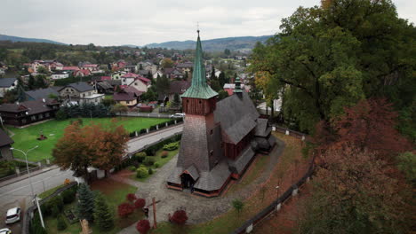vista aérea de la iglesia de san andrés el apóstol en gilowice, polonia