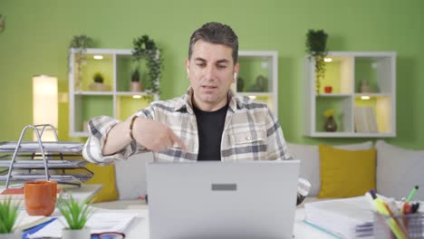 asesor de inversiones hombre adulto que trabaja desde casa.