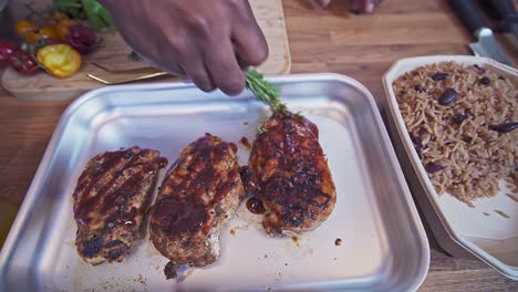 el chef caribeño glaza el pollo sacudido.