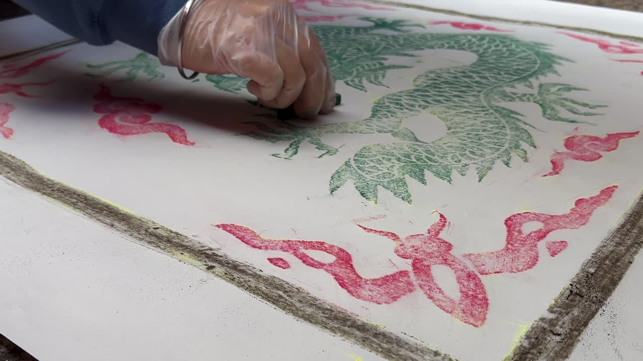 木炭でこすり出し、日本の竜のストリートアートをなぞるタイムラプス