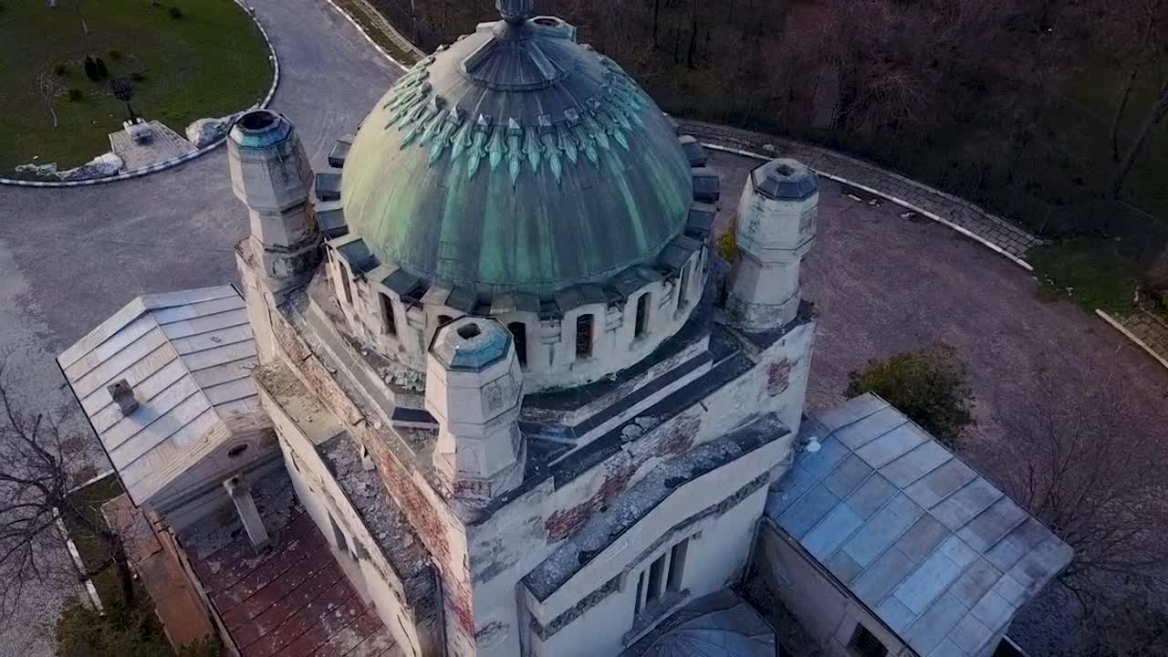 volando alrededor de un viejo edificio en bucarest, rumania