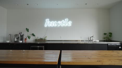decoración de letrero de luz de neón que dice ajetreo en una cocina de oficina