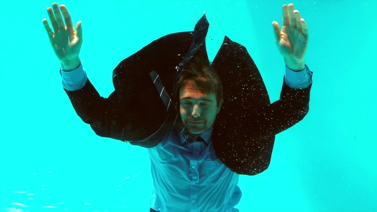 hombre de negocios bajo el agua