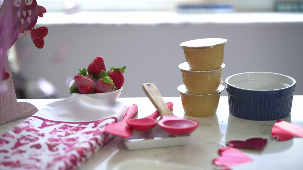una sartén lenta que revela la salsa de manzana apilada en una mesa haciendo un pastel especial para el día de san valentín, un pastel de chocolate vegano, sin huevos, a base de plantas, sin lácteos.