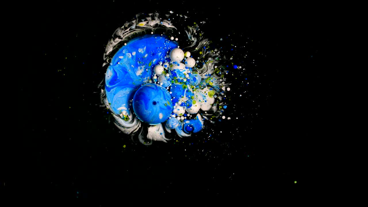 Colori in movimento, effetto liquido, bolle di sapone.