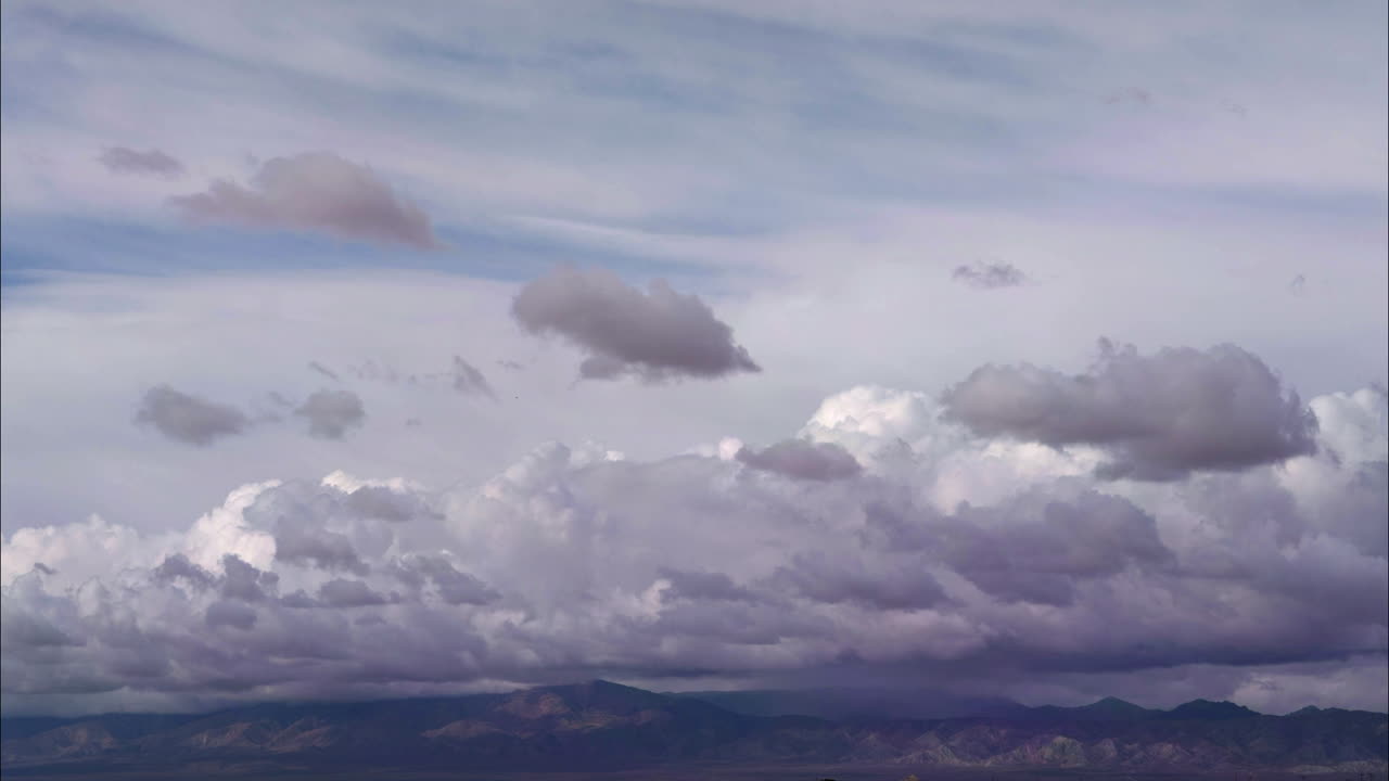 timelapse de nubes sobre la cordillera en el desierto de mojave de california, aéreo