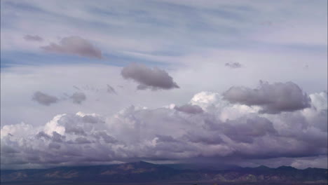 timelapse de nubes sobre la cordillera en el desierto de mojave de california, aéreo