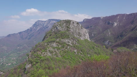 Luftaufnahme-Eines-Berges,-Der-Mit-Wunderschönem-Herbstwald-Bedeckt-Ist