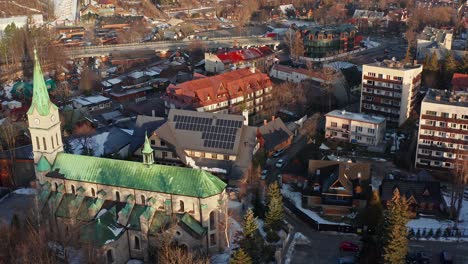 Santuario-De-La-Iglesia-Católica-De-La-Sagrada-Familia-Con-Casas-Y-Edificios-Residenciales-En-Krupowki,-Zakopane,-Polonia