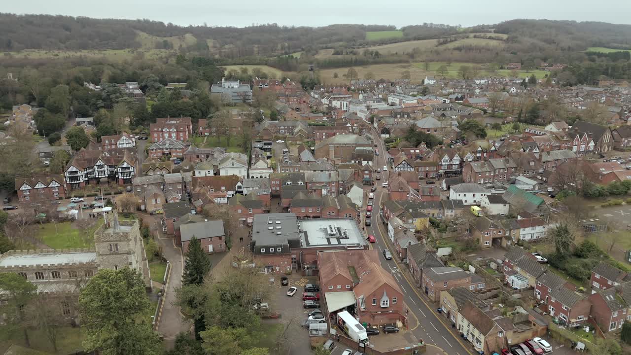 una vista aérea de la aldea de tring en hertfordshire, inglaterra, en un día nublado de invierno