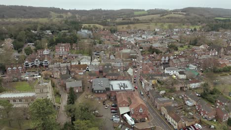 Una-Vista-Aérea-De-La-Aldea-De-Tring-En-Hertfordshire,-Inglaterra,-En-Un-Día-Nublado-De-Invierno.