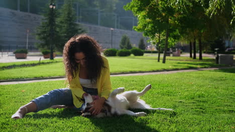 mujer y su perro husky en un parque