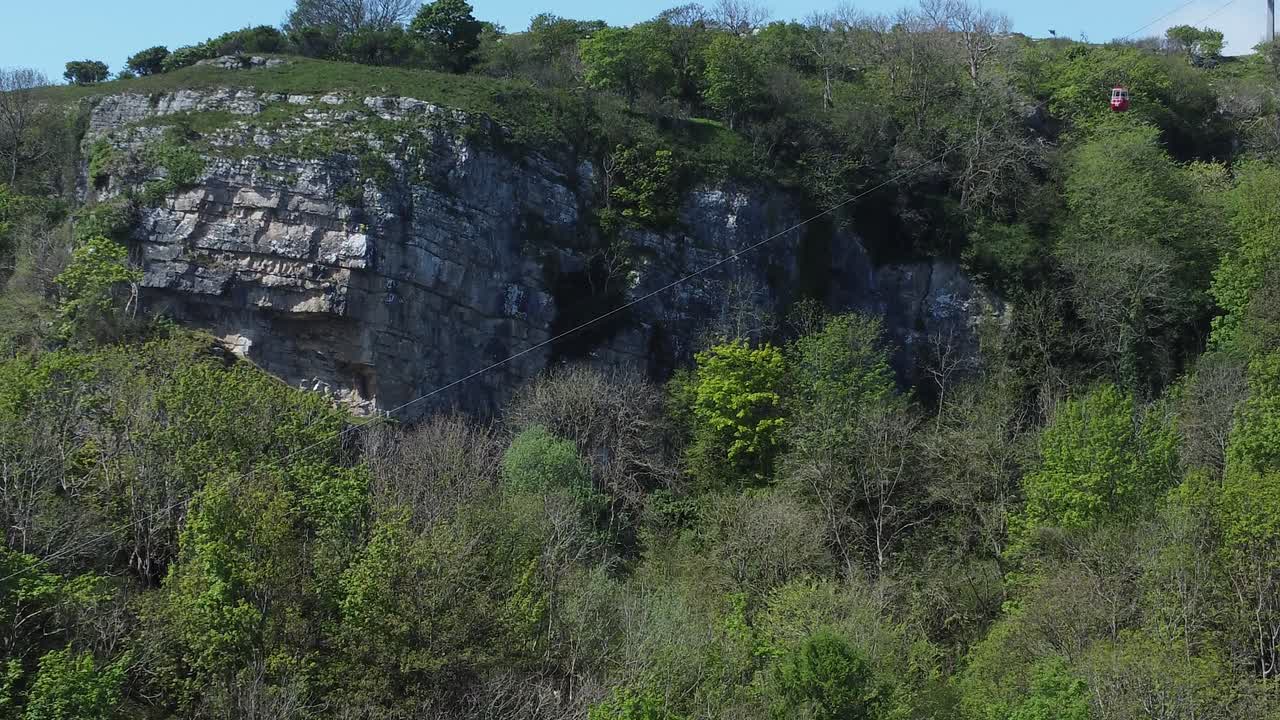 great orme viaje en teleférico suspendido a lo largo de la pintoresca vista aérea de la montaña llandudno tiro lento hacia atrás