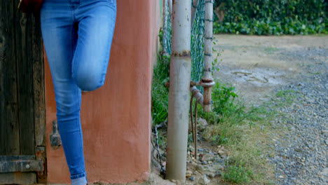 mujer usando teléfono móvil mientras se apoya en la pared 4k