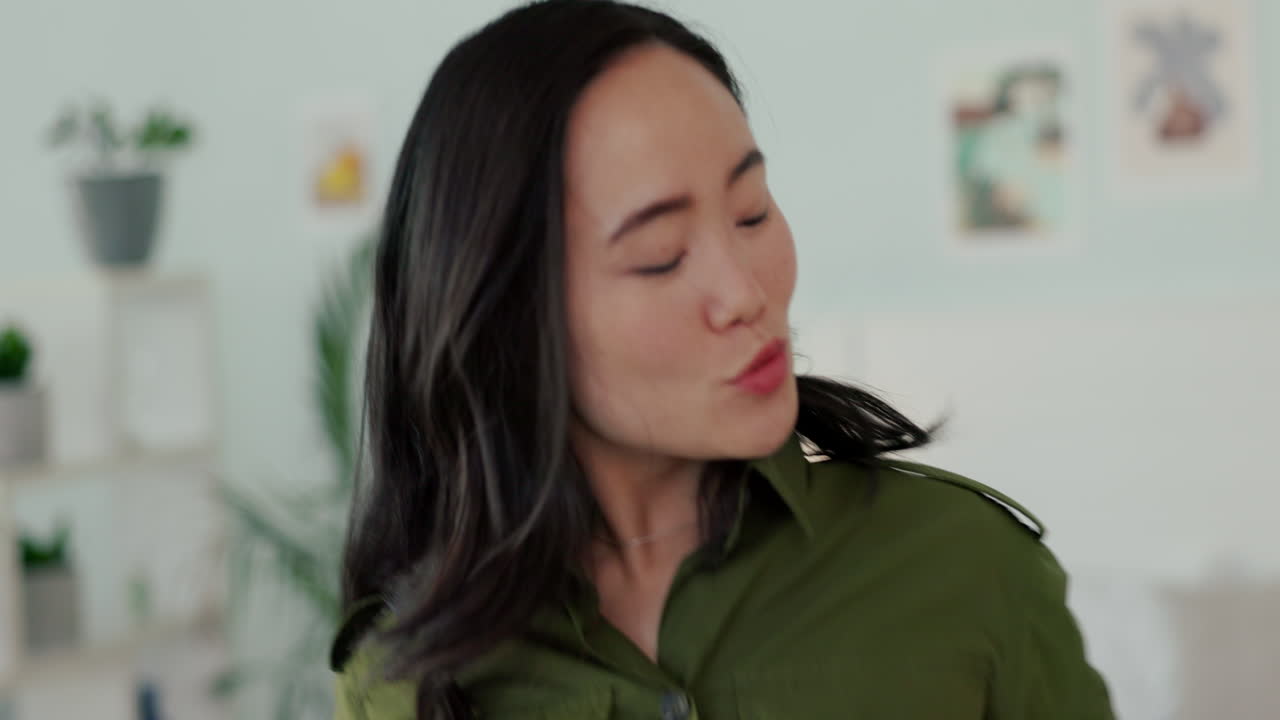 여성, 아시아 춤과 홈 오피스 작업