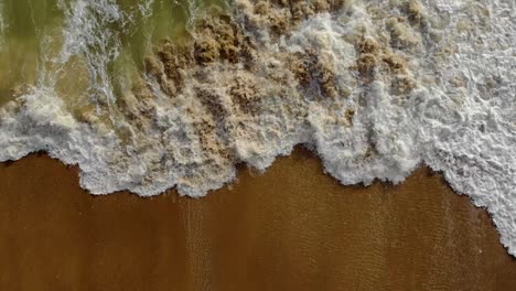 Wellenziehen-Und-Absturz-Am-Strand