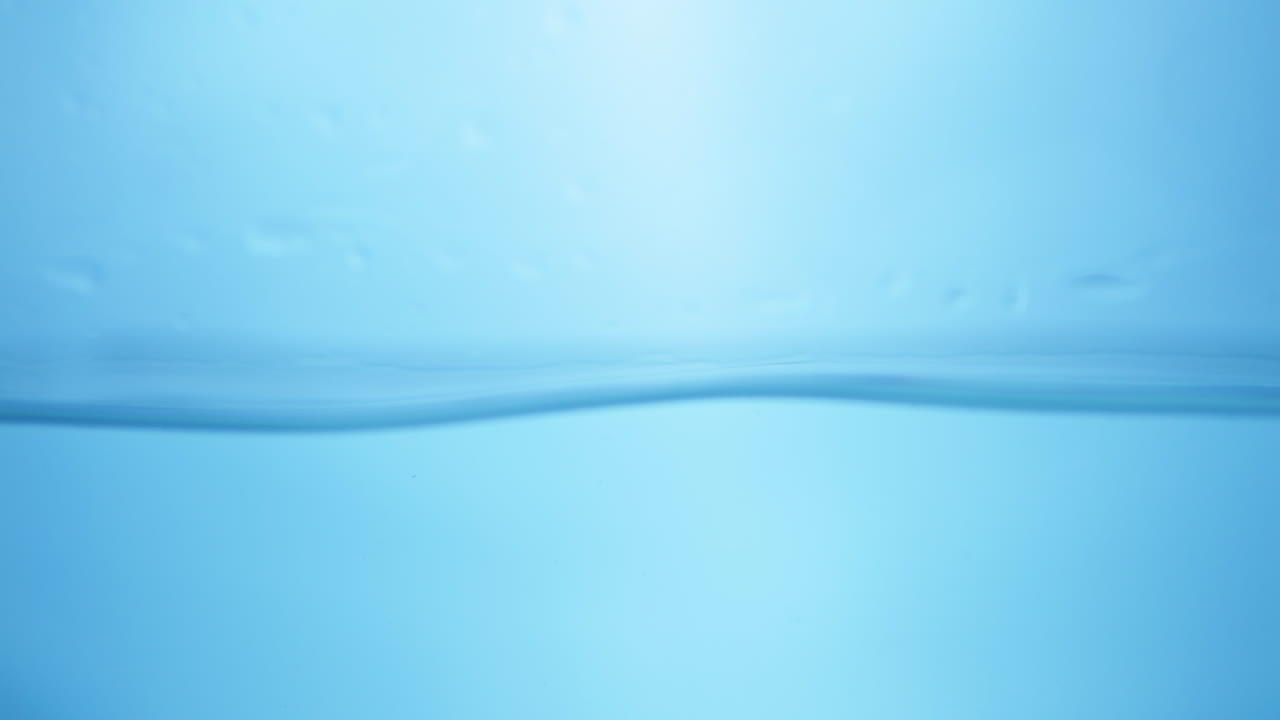 파란색 배경으로 표면에 있는 물의 파도