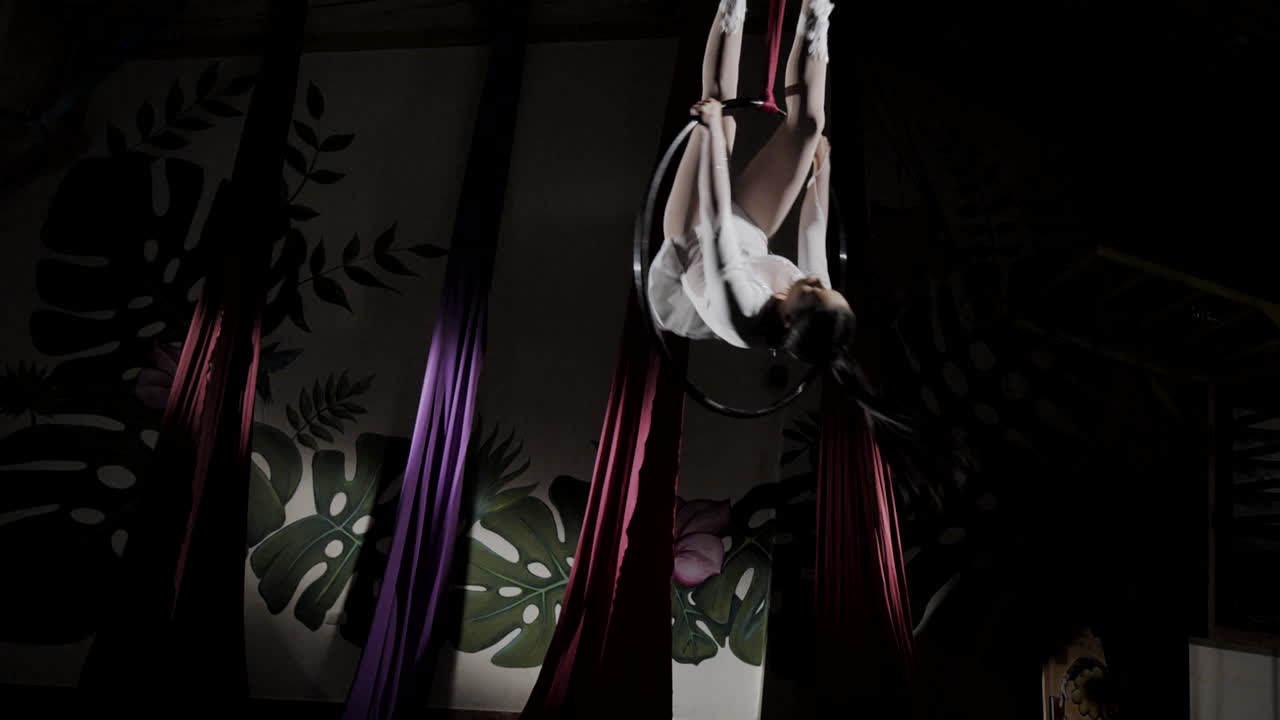 bailarina aérea gira y gira en un aro