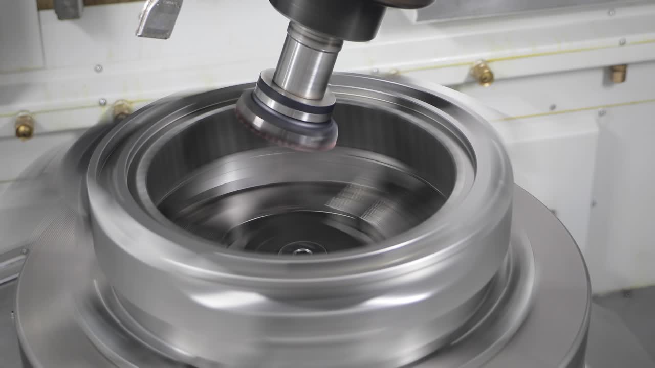 금속 가공 cnc lathe milling machine. 금속 절단 현대 가공 기술.