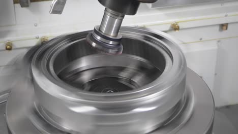 metalurgia cnc máquina de fresado de torno. corte de metal tecnología de procesamiento moderno.